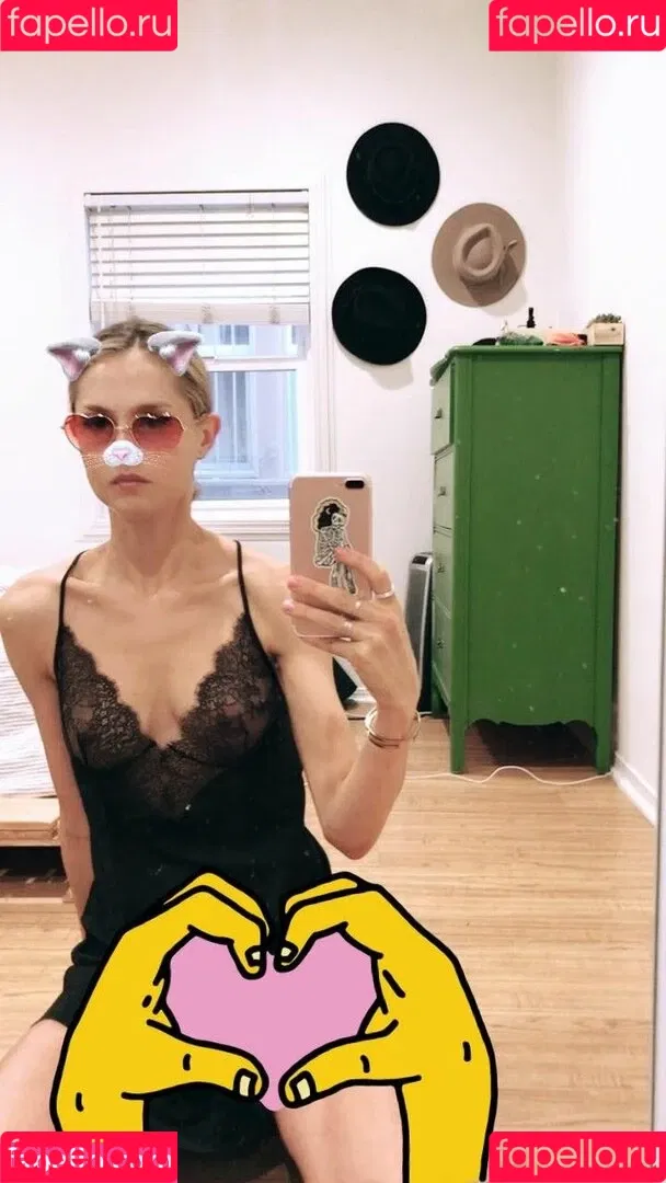 Isabelle Cornish Onlyfans Photo Gallery 