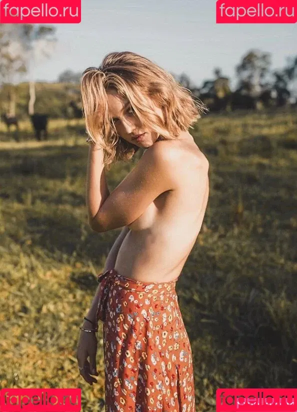 Isabelle Cornish Onlyfans Photo Gallery 