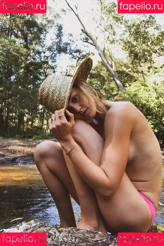 Isabelle Cornish Onlyfans Photo Gallery 