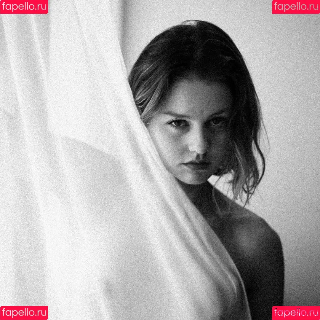 Isabelle Cornish Onlyfans Photo Gallery 