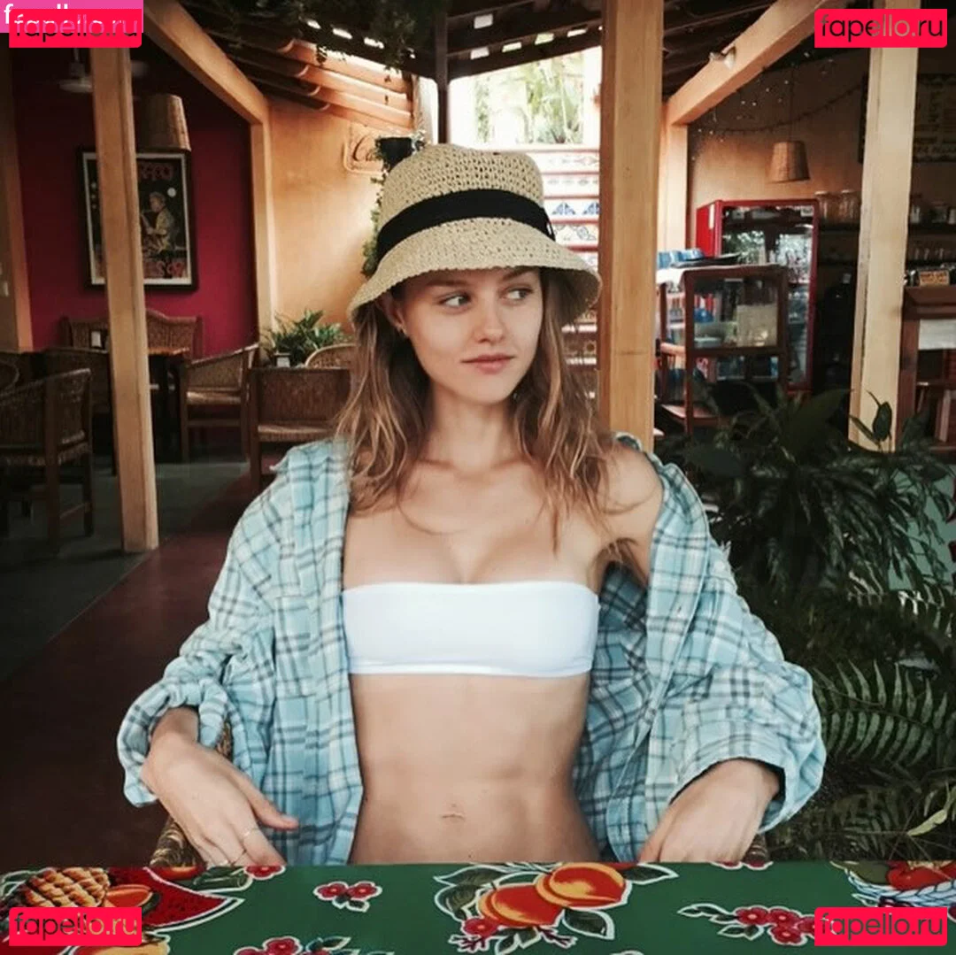 Isabelle Cornish Onlyfans Photo Gallery 