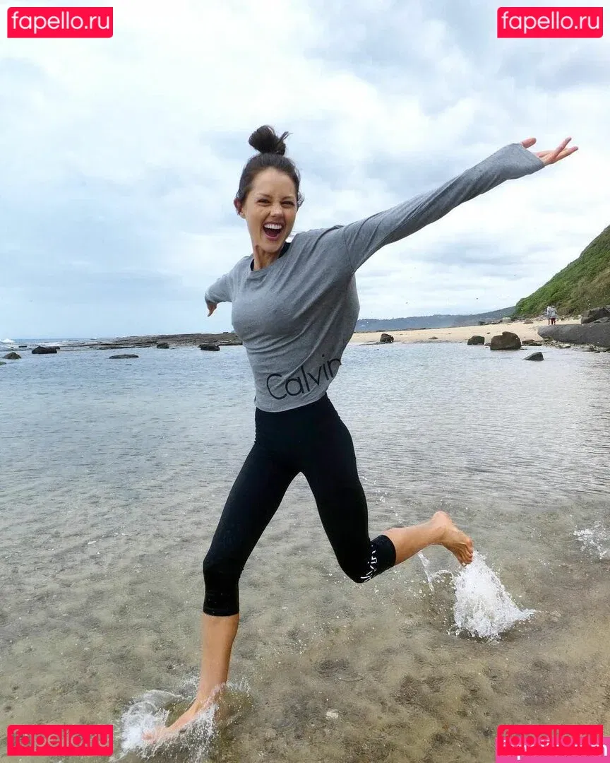 Isabelle Cornish Onlyfans Photo Gallery 