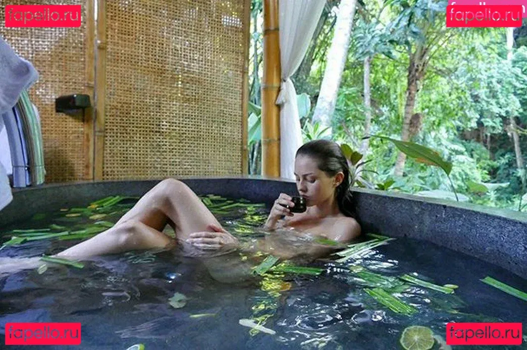 Isabelle Cornish Onlyfans Photo Gallery 