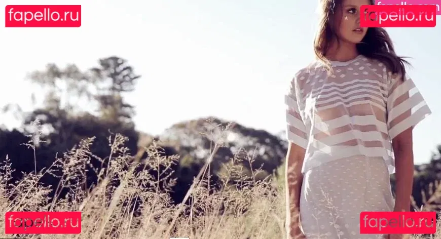 Isabelle Cornish Onlyfans Photo Gallery 