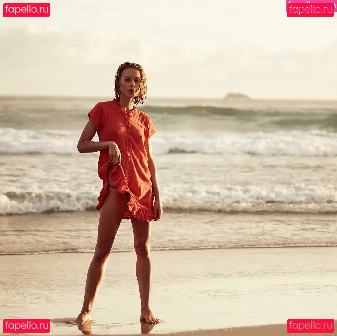 Isabelle Cornish Onlyfans Photo Gallery 