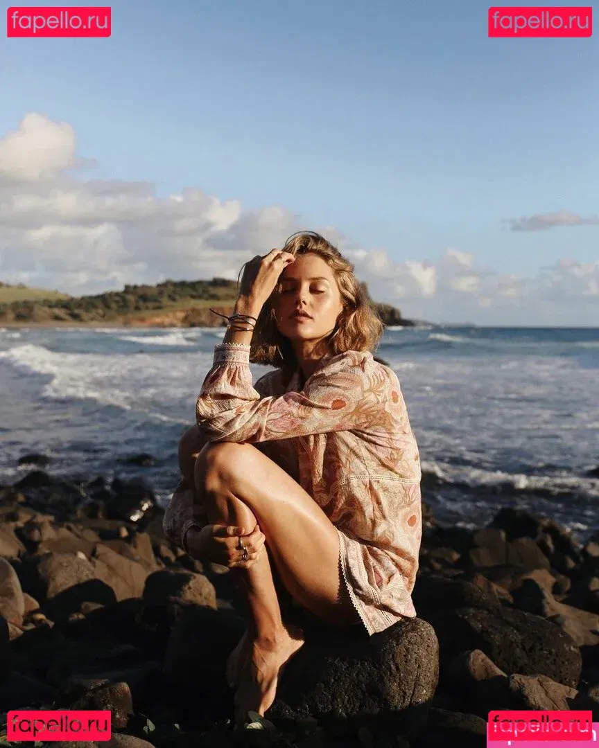 Isabelle Cornish Onlyfans Photo Gallery 