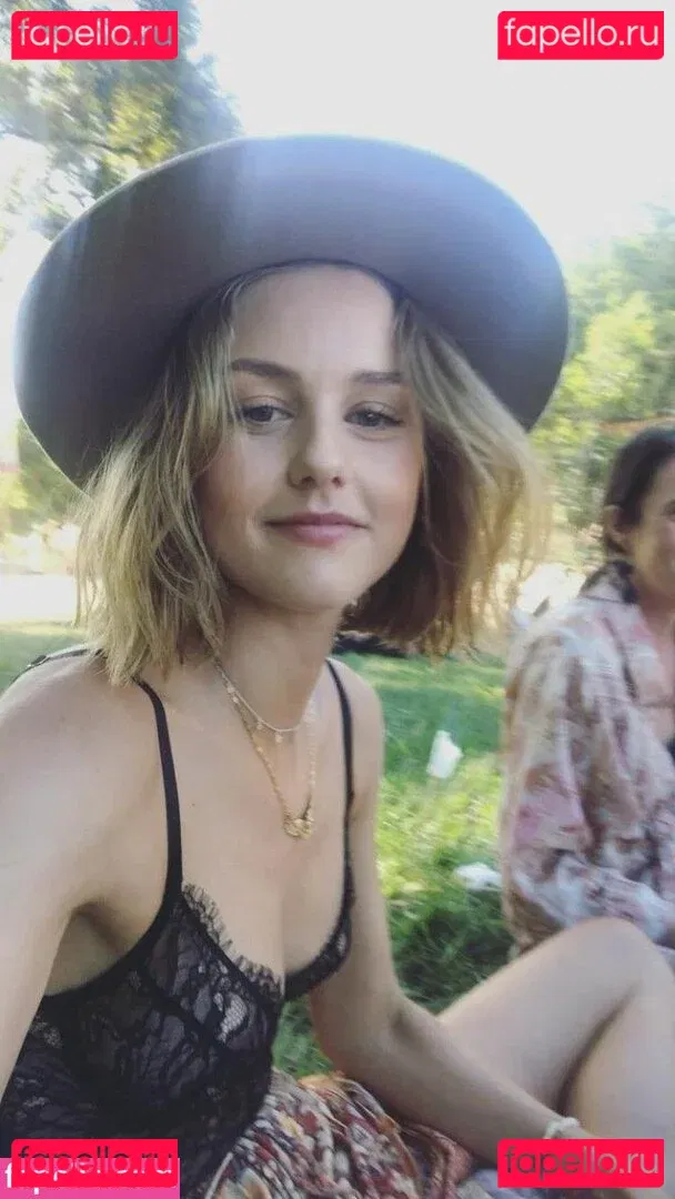 Isabelle Cornish Onlyfans Photo Gallery 