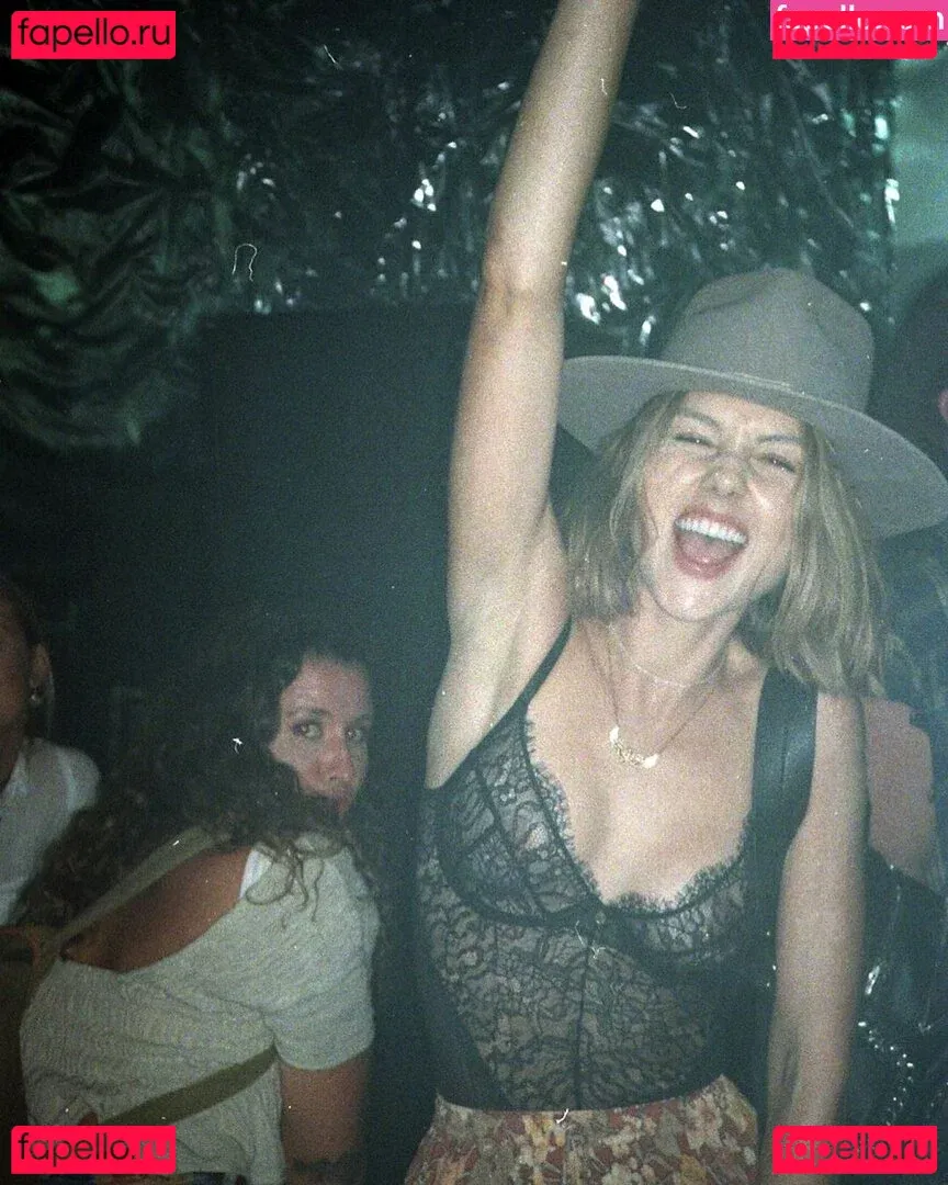 Isabelle Cornish Onlyfans Photo Gallery 