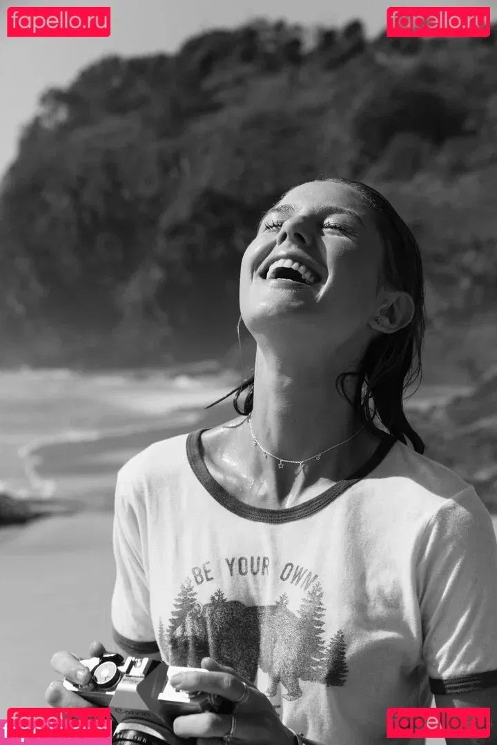 Isabelle Cornish Onlyfans Photo Gallery 