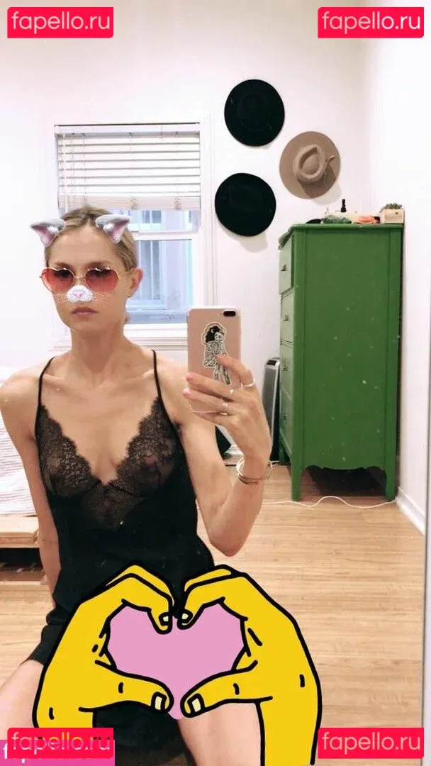 Isabelle Cornish Onlyfans Photo Gallery 