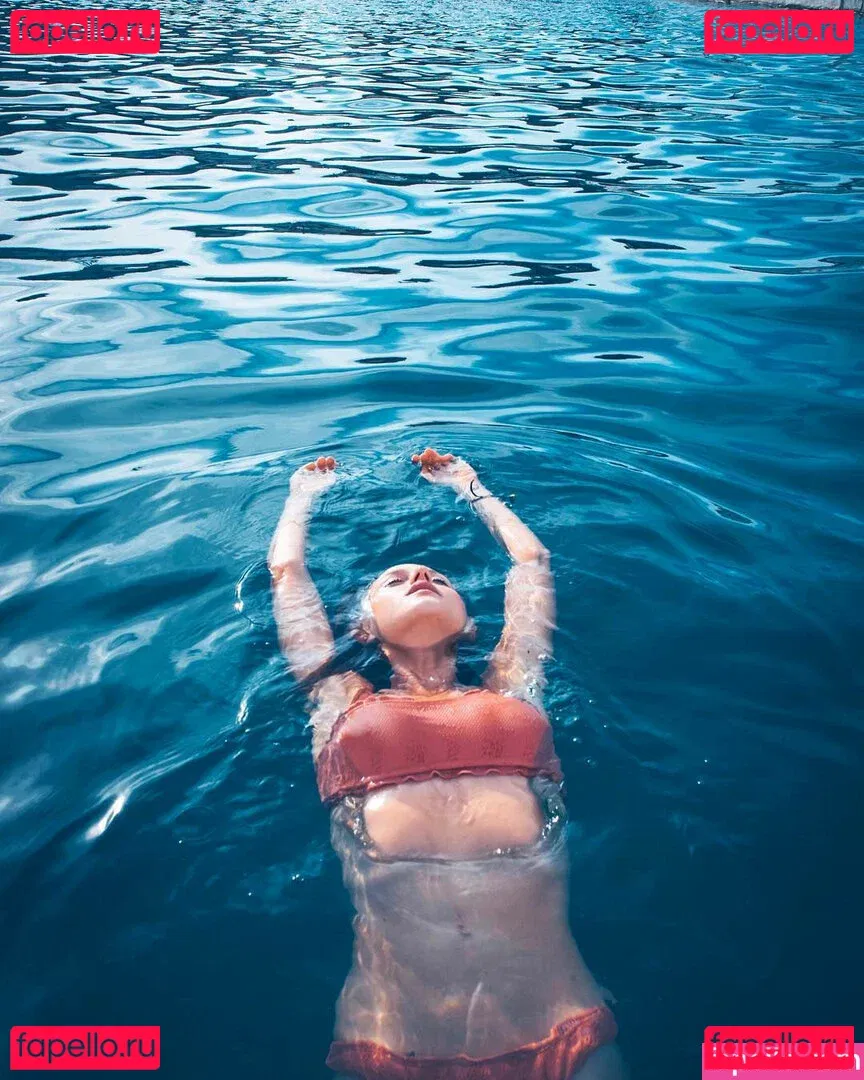 Isabelle Cornish Onlyfans Photo Gallery 