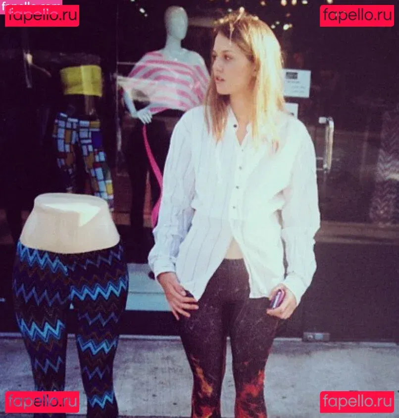 Isabelle Cornish Onlyfans Photo Gallery 