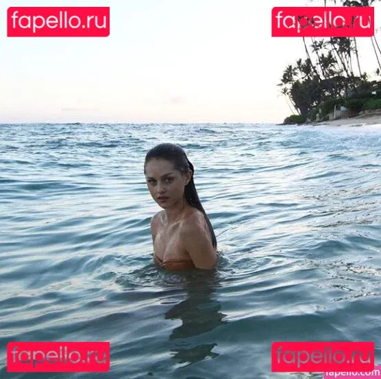 Isabelle Cornish Onlyfans Photo Gallery 