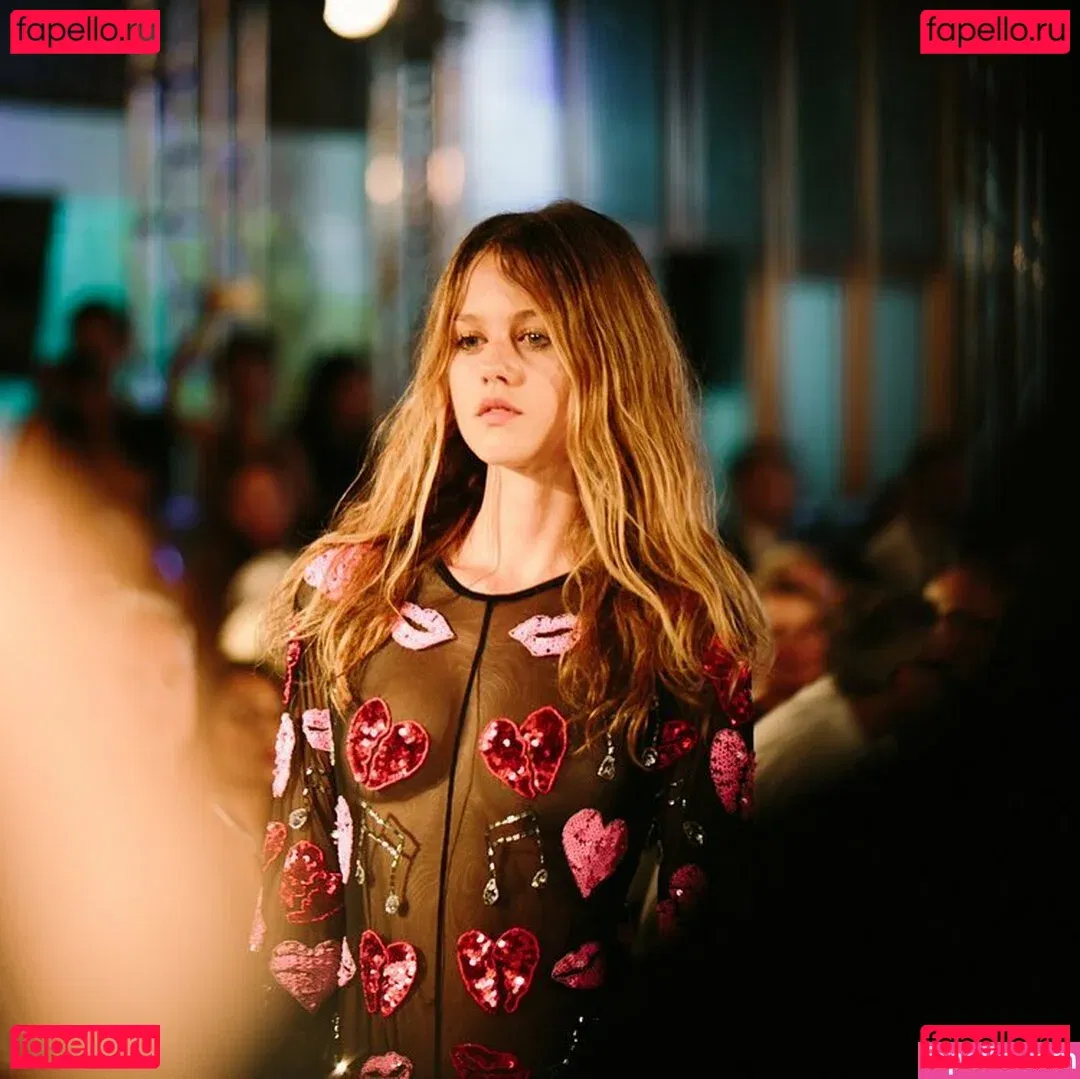 Isabelle Cornish Onlyfans Photo Gallery 