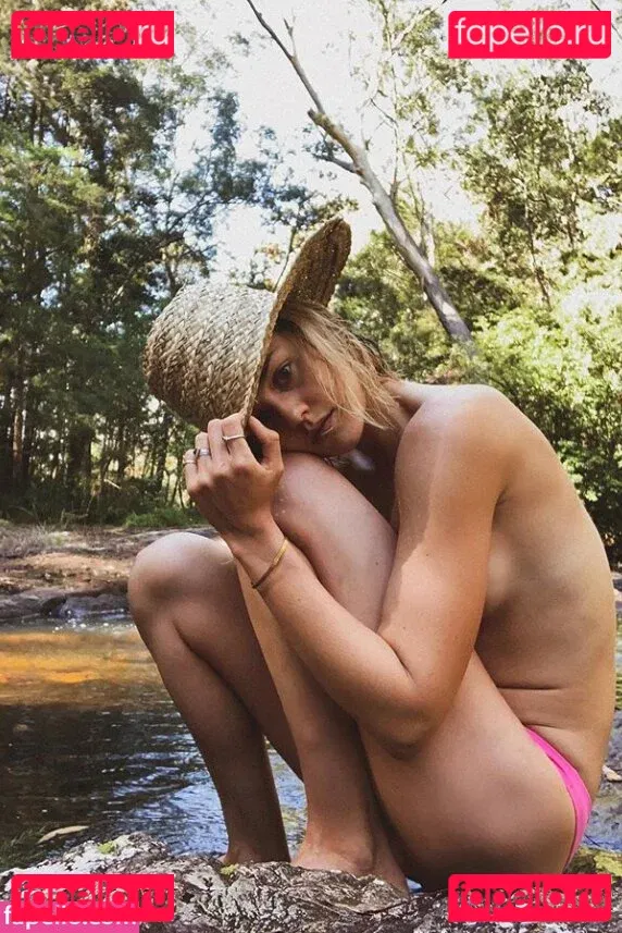 Isabelle Cornish Onlyfans Photo Gallery 