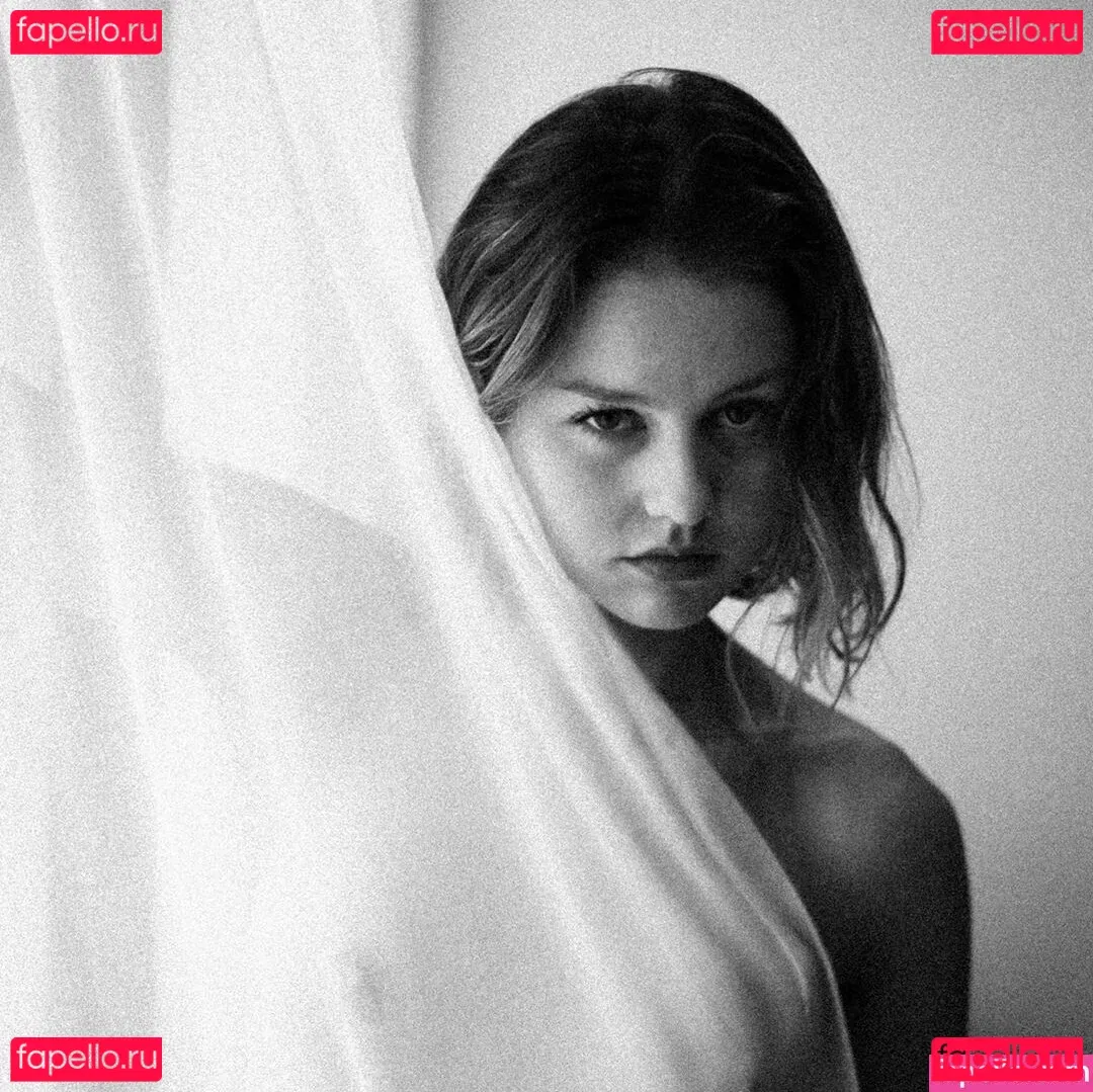 Isabelle Cornish Onlyfans Photo Gallery 