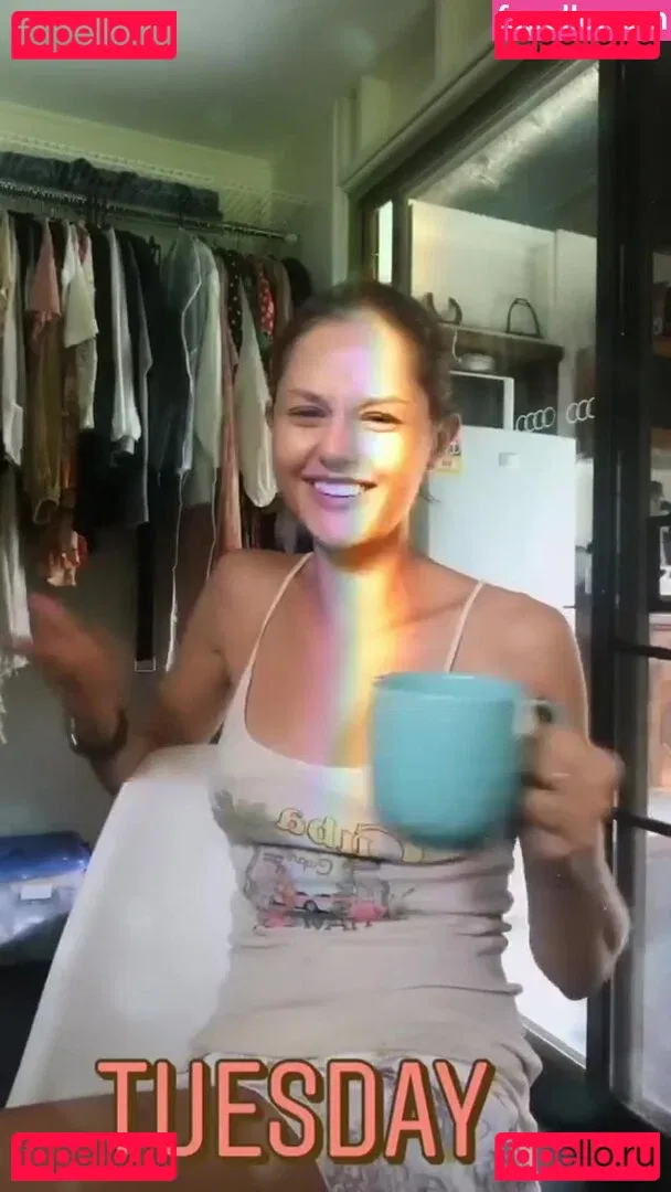 Isabelle Cornish Onlyfans Photo Gallery 