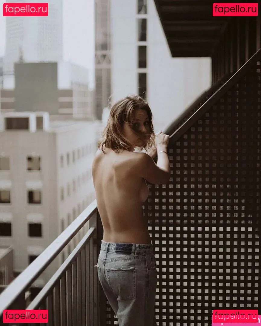 Isabelle Cornish Onlyfans Photo Gallery 