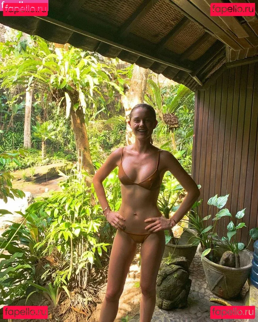 Isabelle Cornish Onlyfans Photo Gallery 