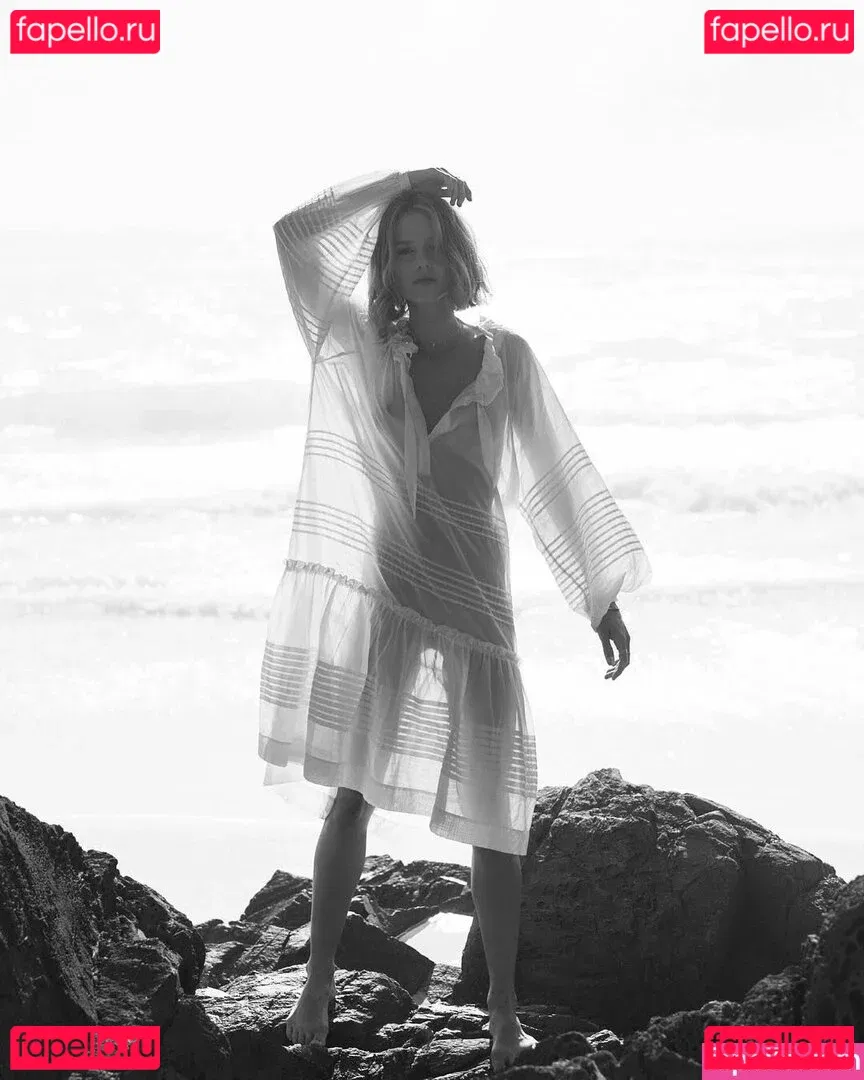 Isabelle Cornish Onlyfans Photo Gallery 