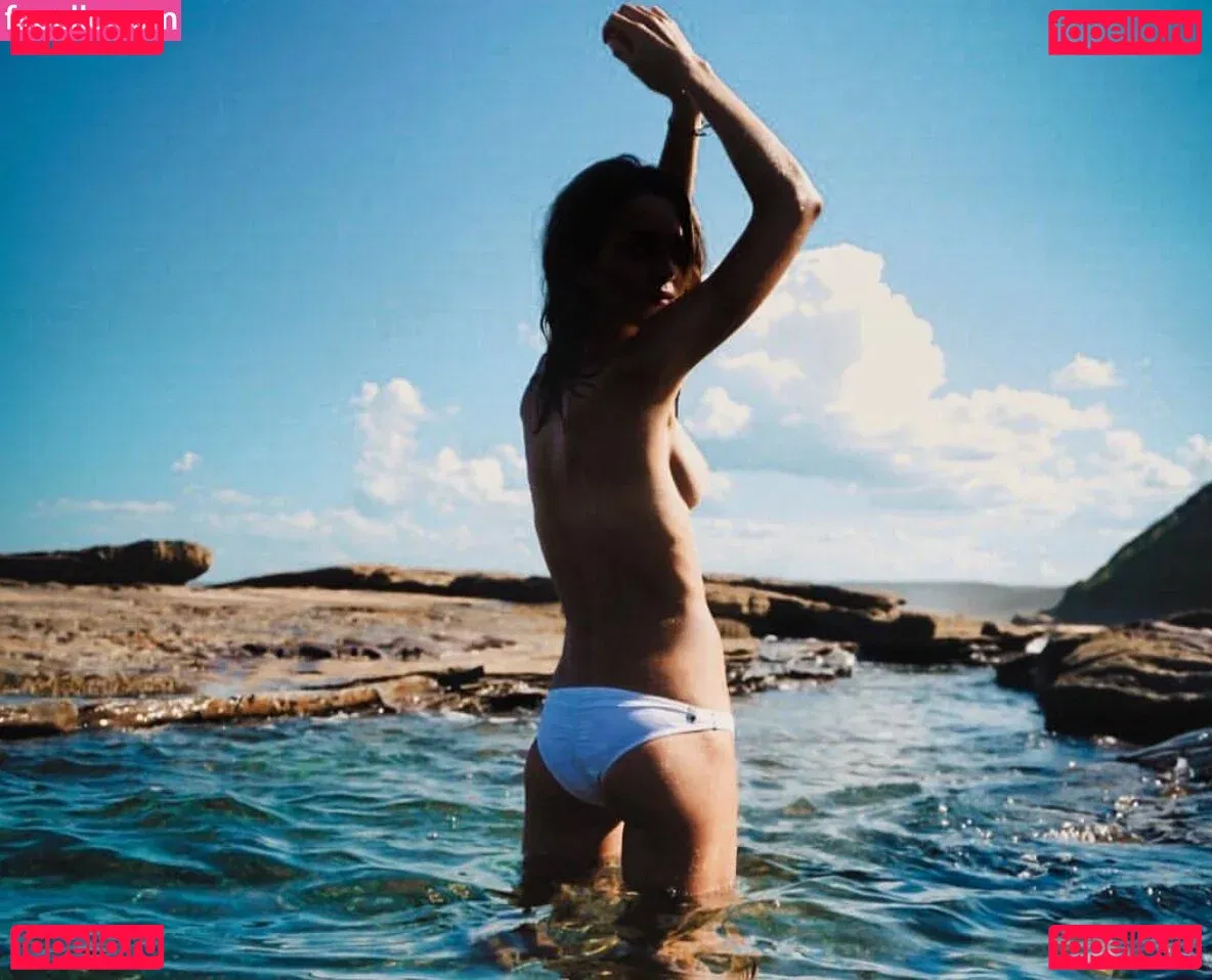 Isabelle Cornish Onlyfans Photo Gallery 