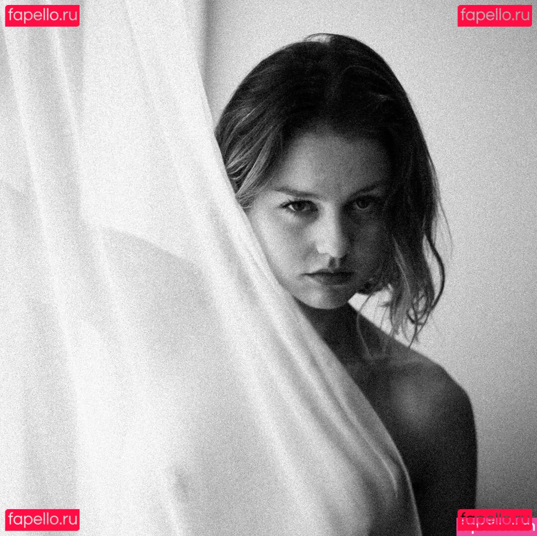 Isabelle Cornish Onlyfans Photo Gallery 