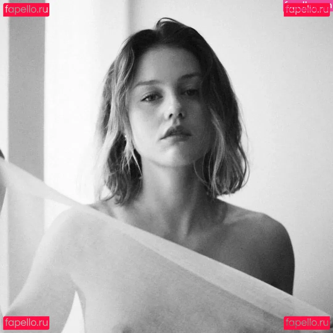 Isabelle Cornish Onlyfans Photo Gallery 