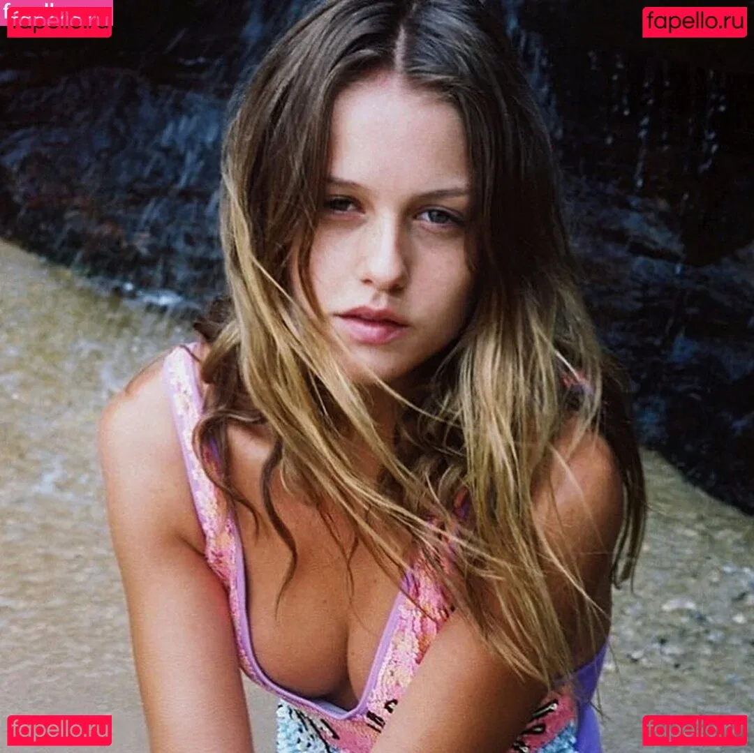 Isabelle Cornish Onlyfans Photo Gallery 