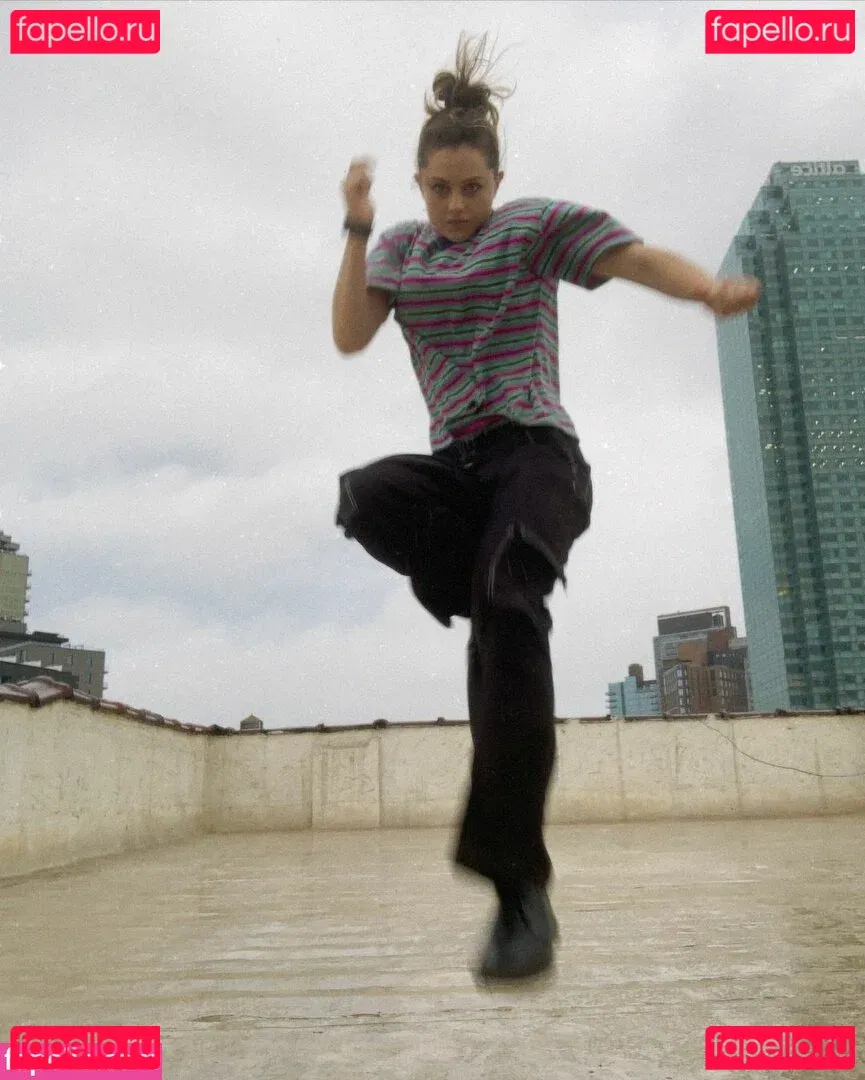 Isabelle Cornish Onlyfans Photo Gallery 