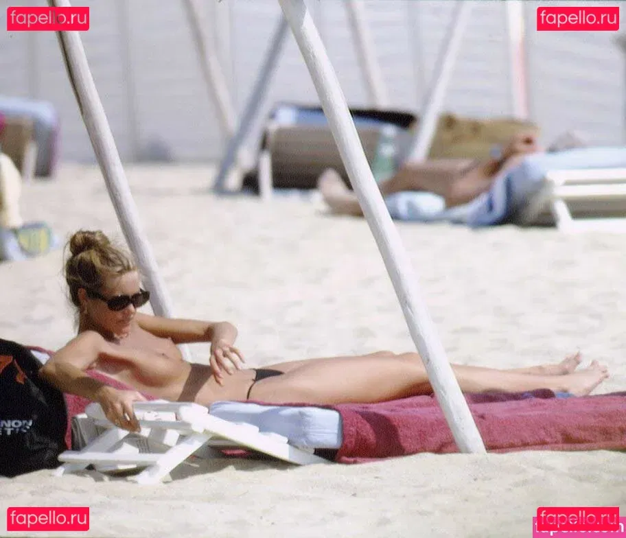 Elle Macpherson Onlyfans Photo Gallery 