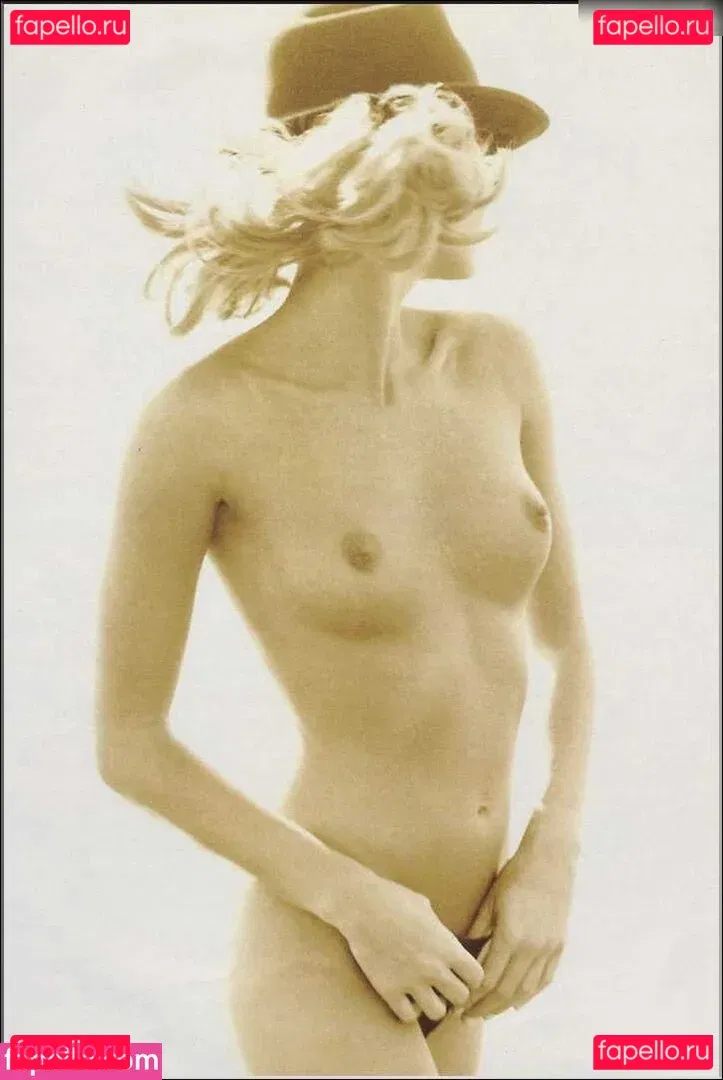 Elle Macpherson Onlyfans Photo Gallery 