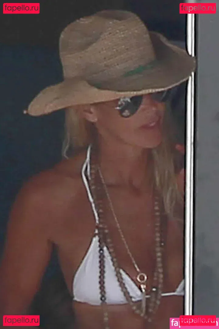 Elle Macpherson Onlyfans Photo Gallery 
