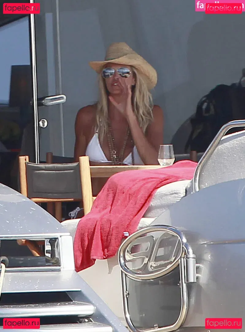 Elle Macpherson Onlyfans Photo Gallery 