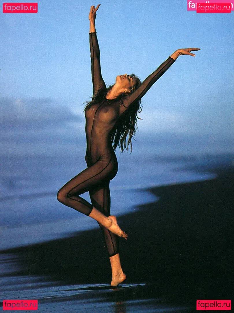 Elle Macpherson Onlyfans Photo Gallery 