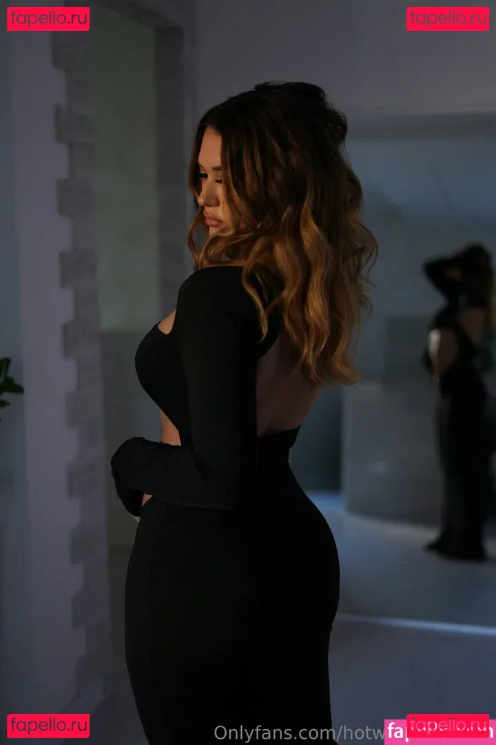 hotwomanat2km Onlyfans Photo Gallery 