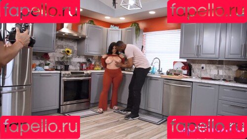 Mona Azar Onlyfans Photo Gallery 