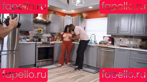 Mona Azar Onlyfans Photo Gallery 