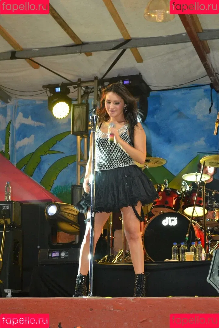 Dulce Maria Onlyfans Photo Gallery 