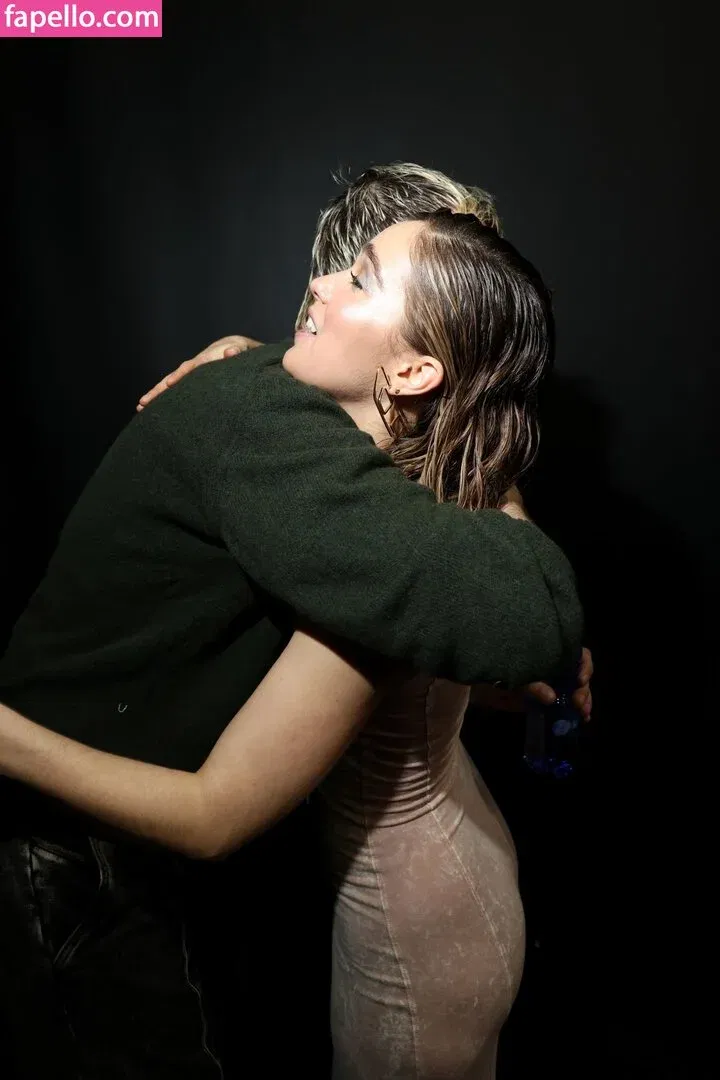 Haley Lu Richardson Onlyfans Photo Gallery 