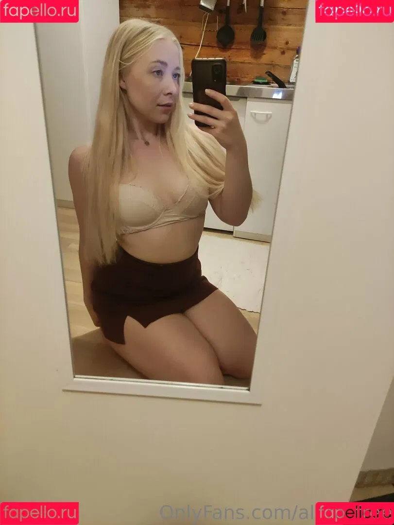 alora_free Onlyfans Photo Gallery 