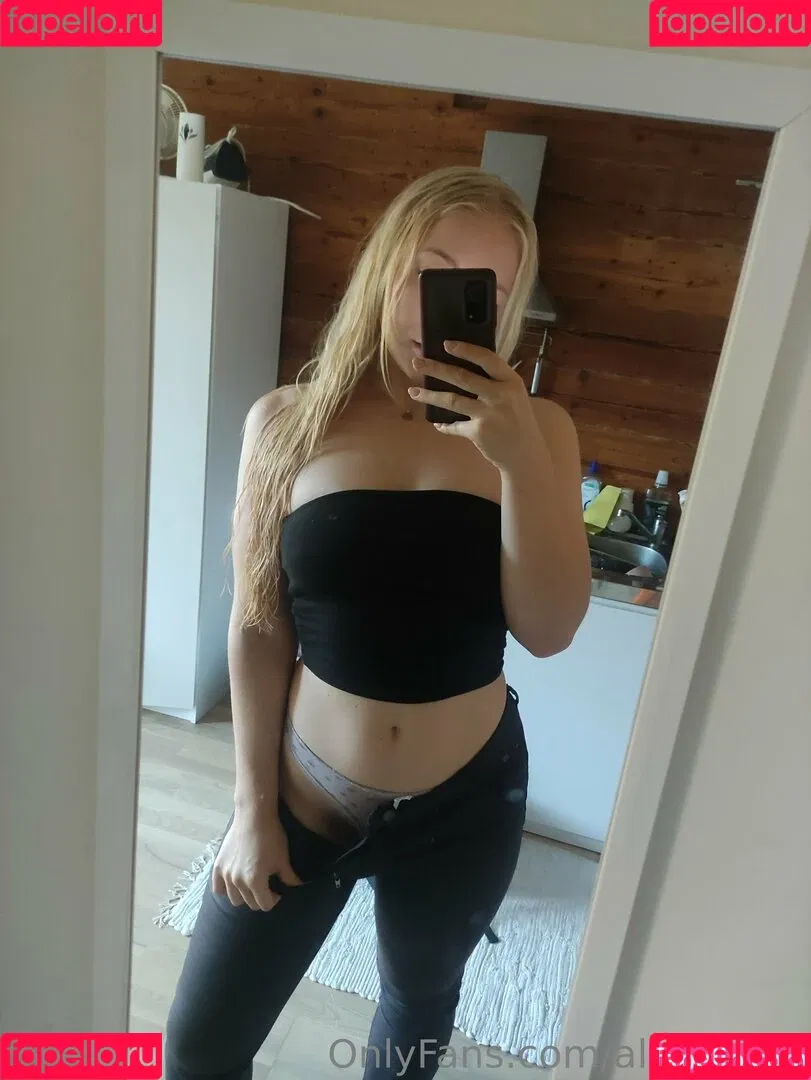 alora_free Onlyfans Photo Gallery 