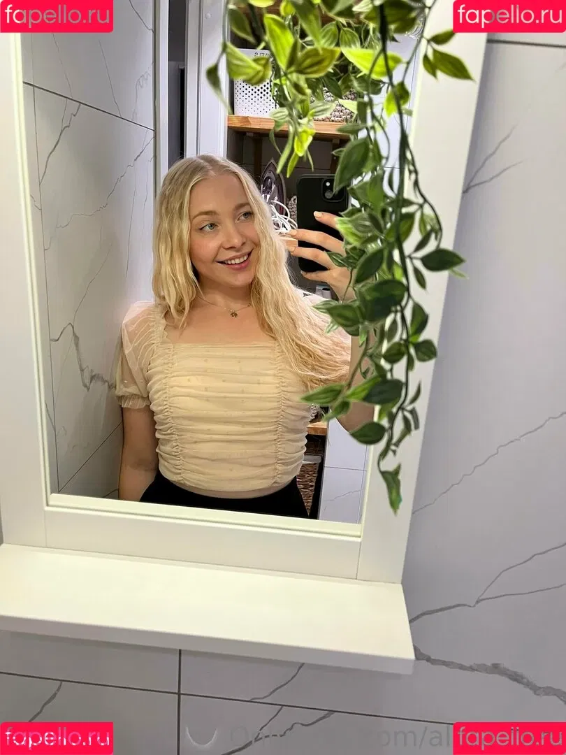 alora_free Onlyfans Photo Gallery 