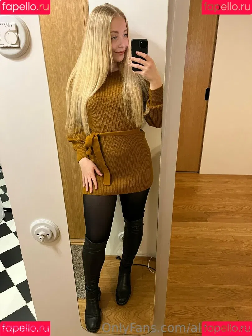 alora_free Onlyfans Photo Gallery 