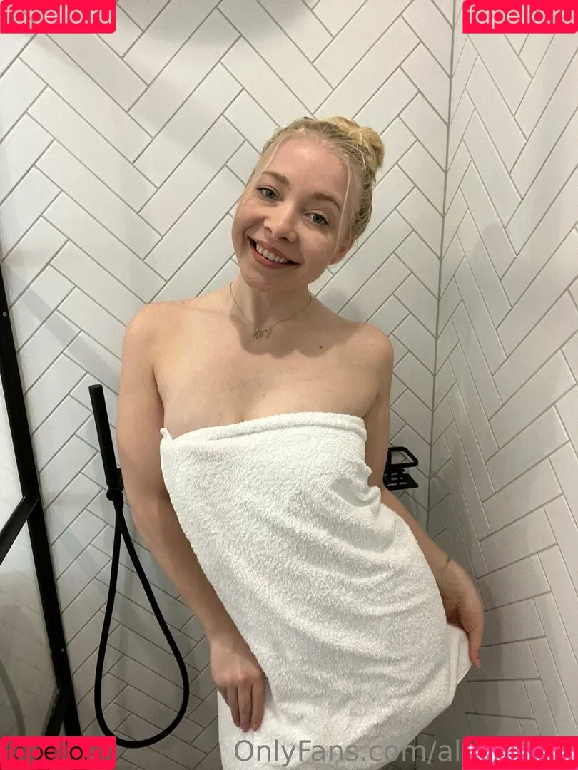 alora_free Onlyfans Photo Gallery 