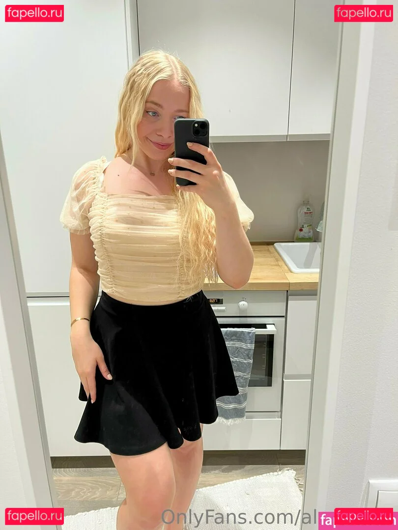 alora_free Onlyfans Photo Gallery 