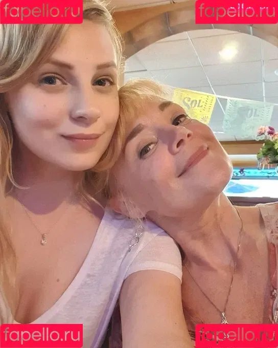 Sydney Poniewaz Onlyfans Photo Gallery 