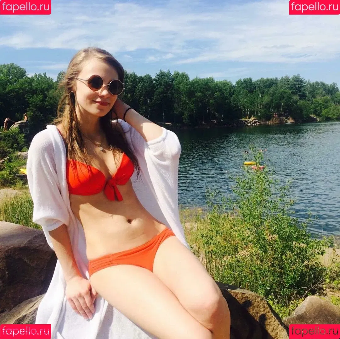Sydney Poniewaz Onlyfans Photo Gallery 