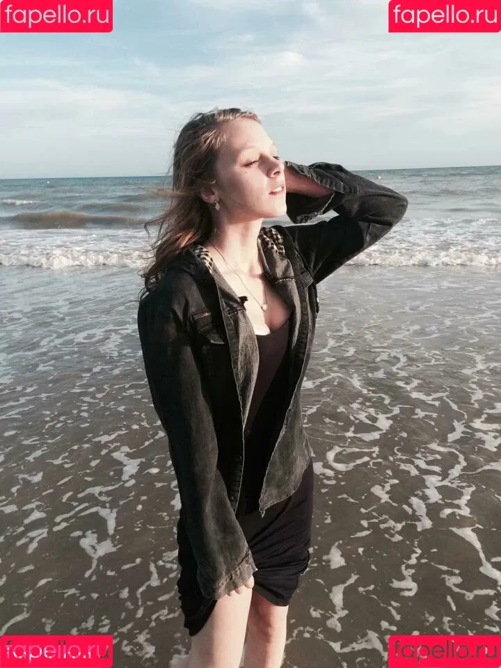 Sydney Poniewaz Onlyfans Photo Gallery 