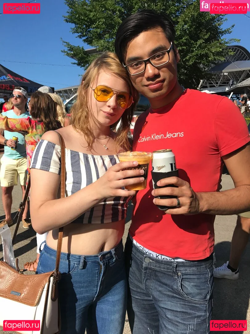 Sydney Poniewaz Onlyfans Photo Gallery 