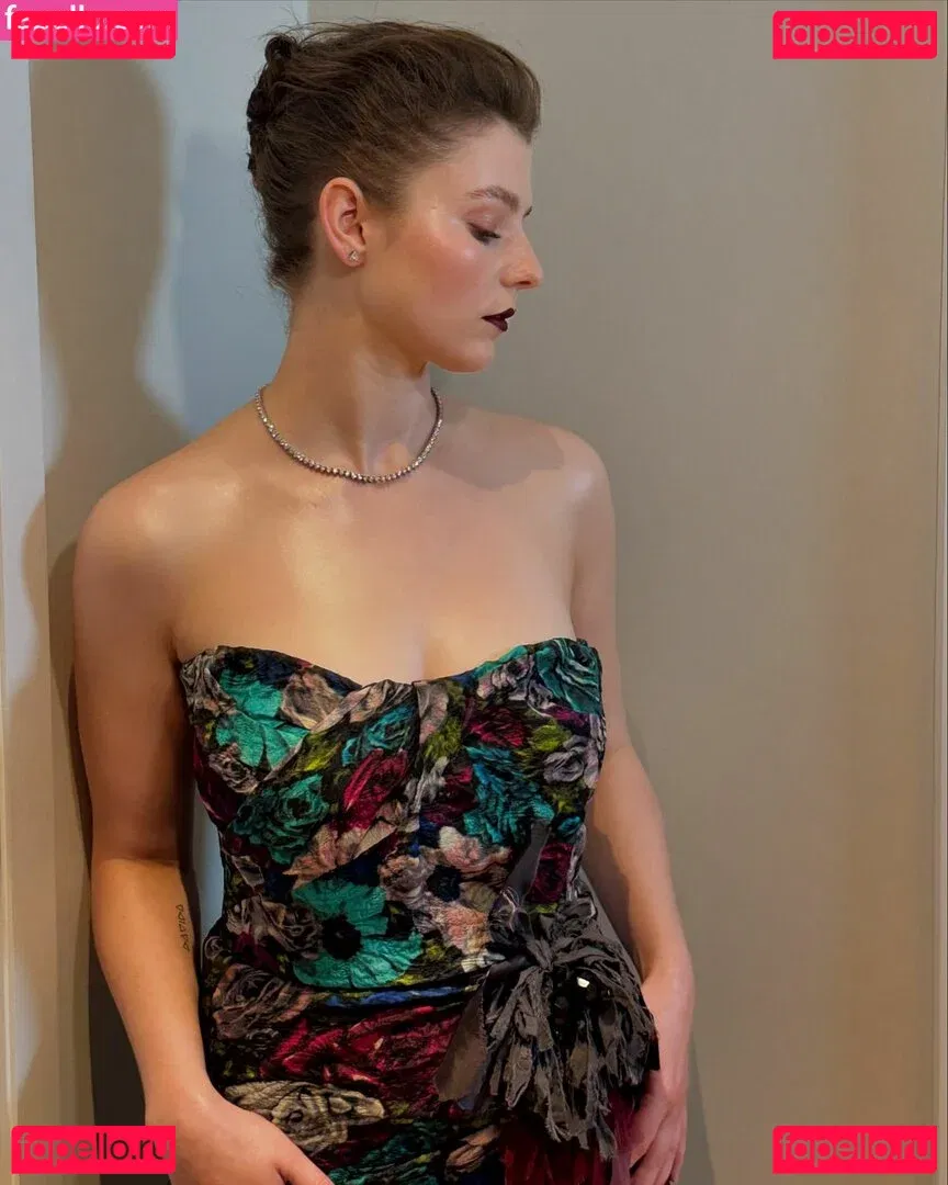 Thomasin Mckenzie Onlyfans Photo Gallery 